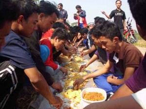 Makan Bersama : Seluruh santri makan bersama pada acara Tadabur Alam yang diselenggarakan Dewan Santri pada Ahad (16/9) lalu di gunung Manglayang.