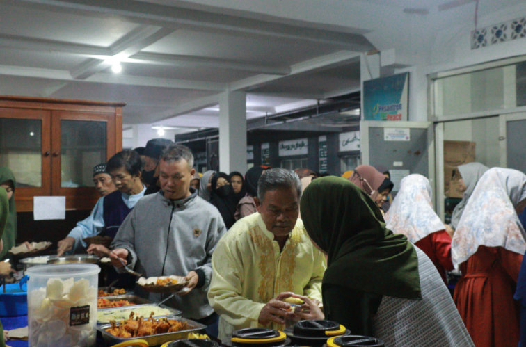 Warga Cipadung Mengambil Menu Makanan Buka Bersama 